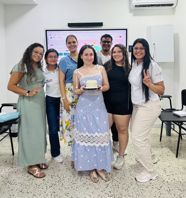 Celebración de estudiantes y docentes en Alianza